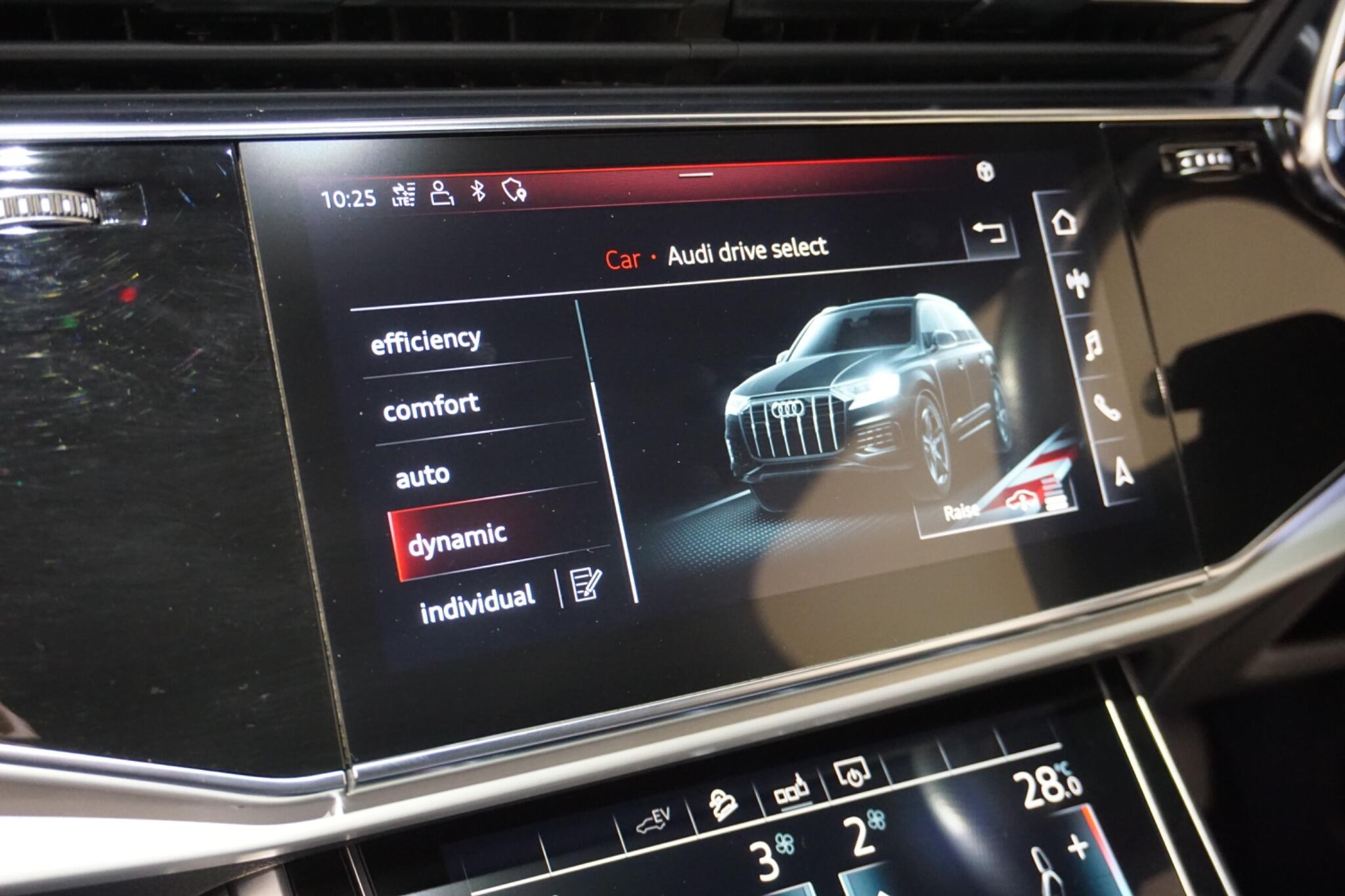 Audi Q7 3.0 TFSIe V6 55 S line SUV 5dr Petrol Plug-in Hybrid Tiptronic quattro Euro 6 (s/s) 17.9kWh (381 ps)